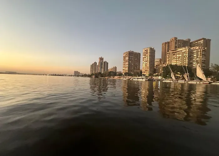 شقة مفروشة فاخرة مطلة على كورنيش النيل المعادي بالطابق 23