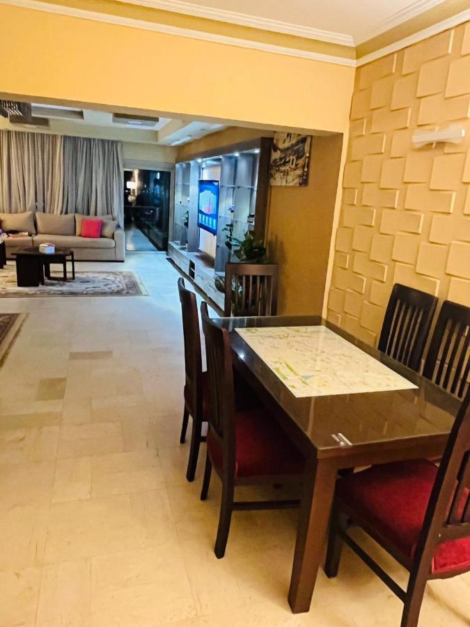 مفروشة فاخرة مطلة على كورنيش النيل المعادي بالطابق 23 Apartment *