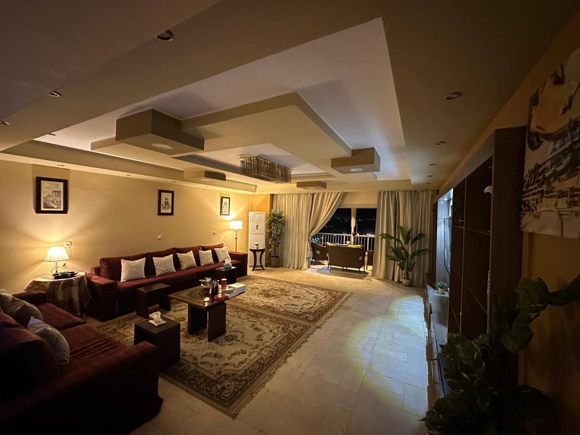 مفروشة فاخرة مطلة على كورنيش النيل المعادي بالطابق 23 * Cairo